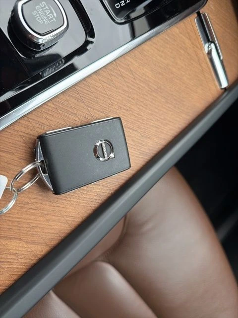 2023 Volvo - image 34
