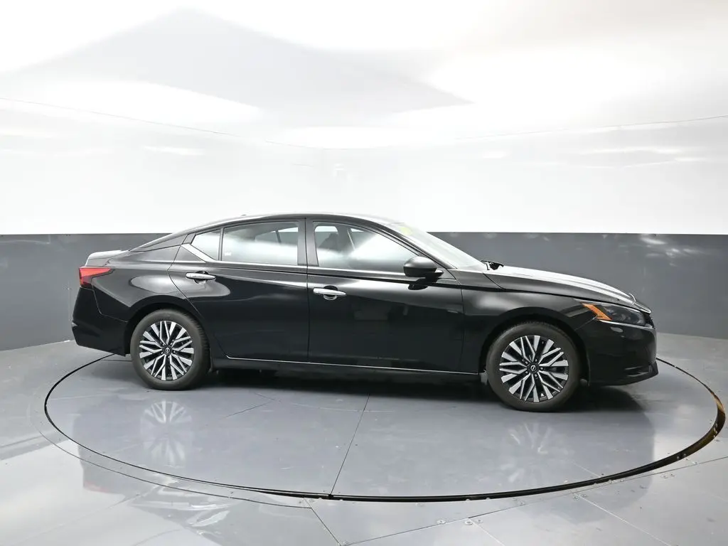 2024 Nissan Altima 2.5 SV photo 2