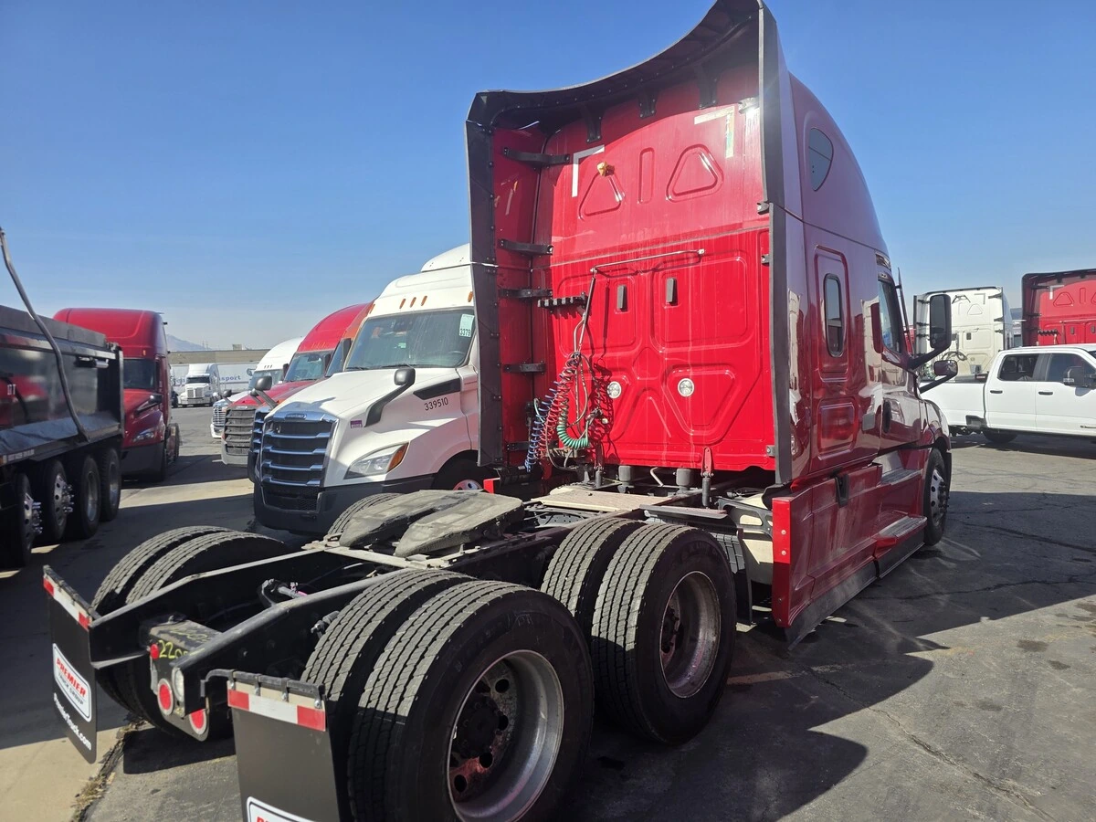 2022 Freightliner Cascadia - image 3
