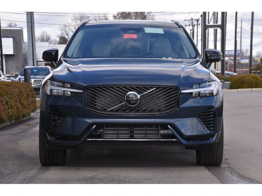 2026 Volvo - image 8