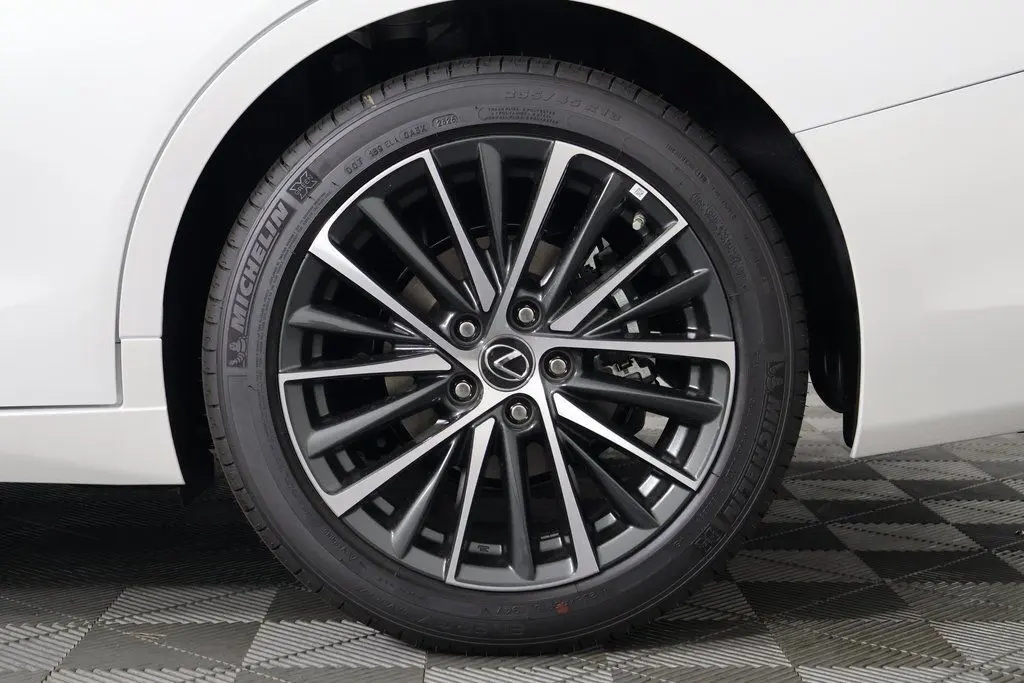 2025 Lexus ES 300h photo 9