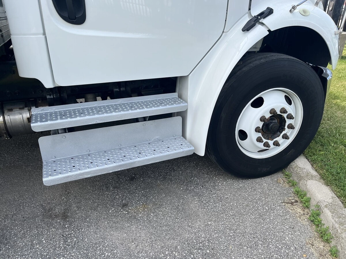 2019 Freightliner M2 106 — photo 5