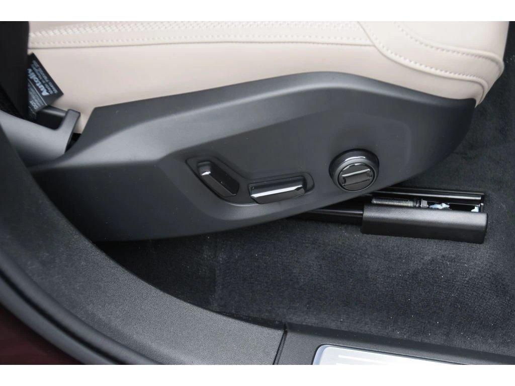 2026 Volvo - image 32