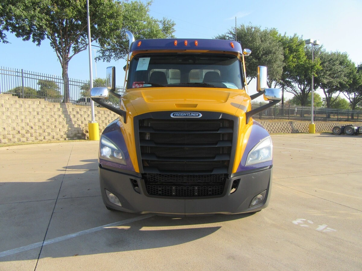 2025 Freightliner Cascadia — photo 7