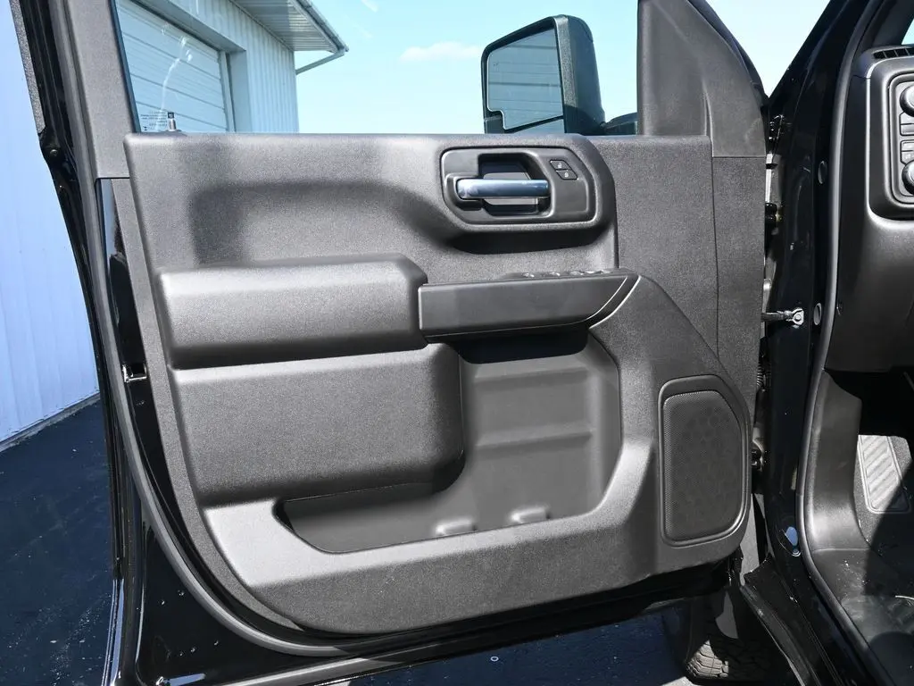2026 Chevrolet Silverado 2500HD Custom photo 12