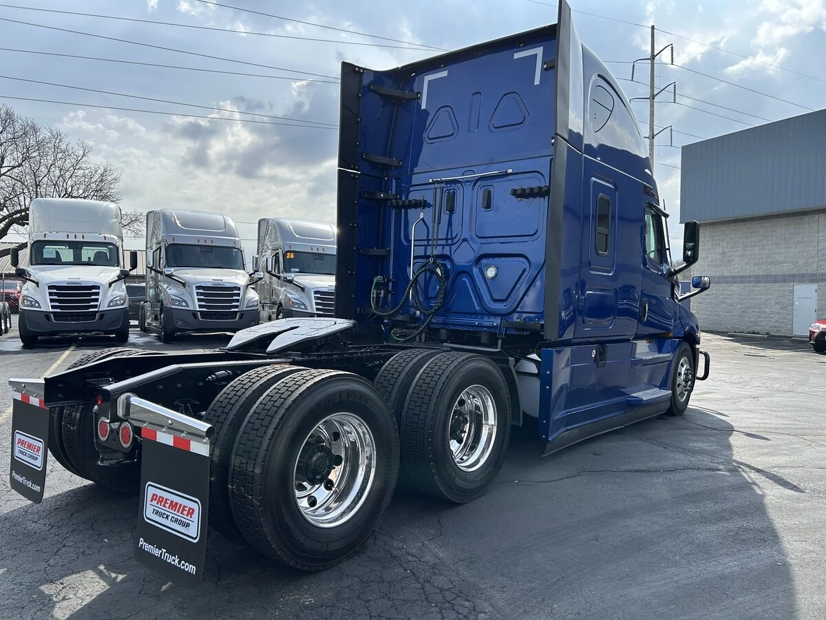 2023 Freightliner Cascadia - image 4