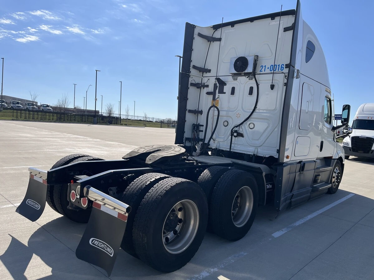 2021 Freightliner Cascadia - image 4