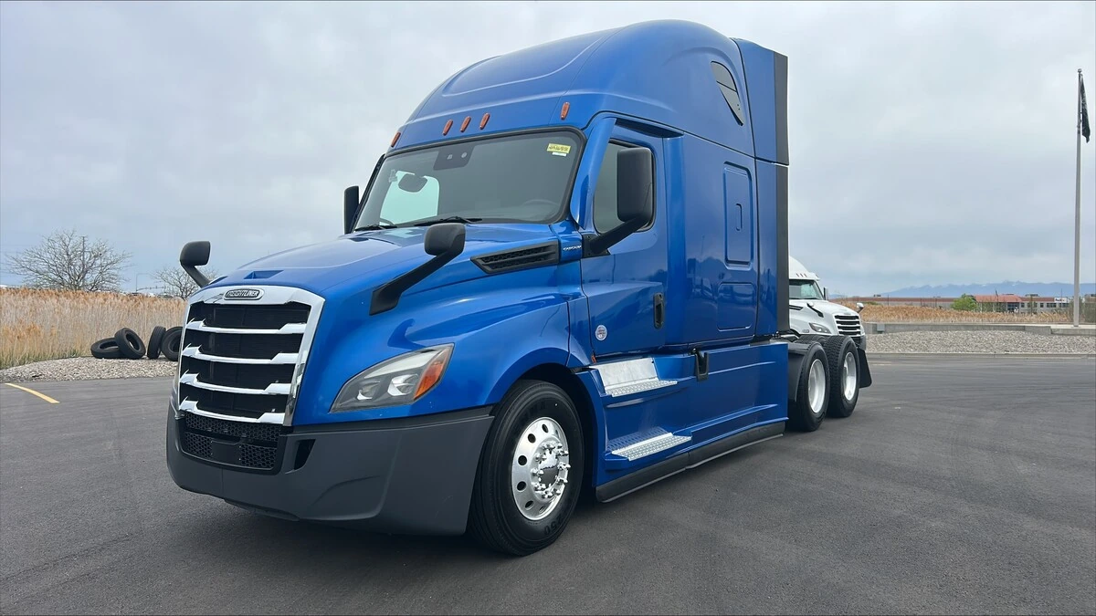 2022 Freightliner Cascadia - image 1