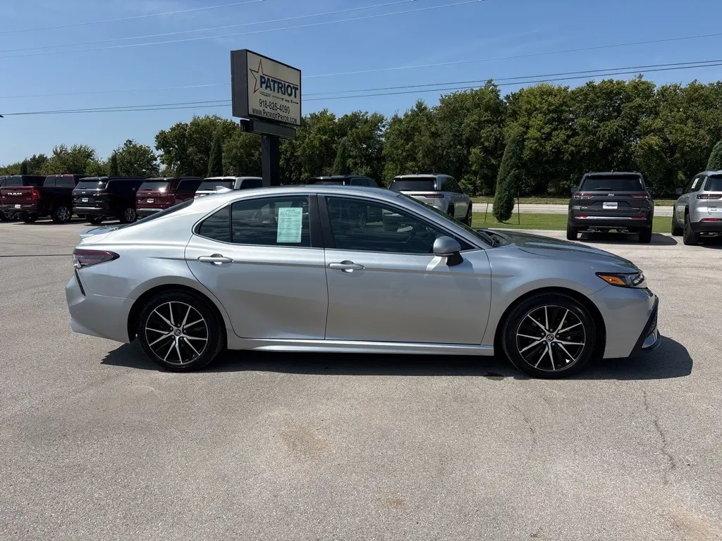 2023 Toyota Camry SE photo 2
