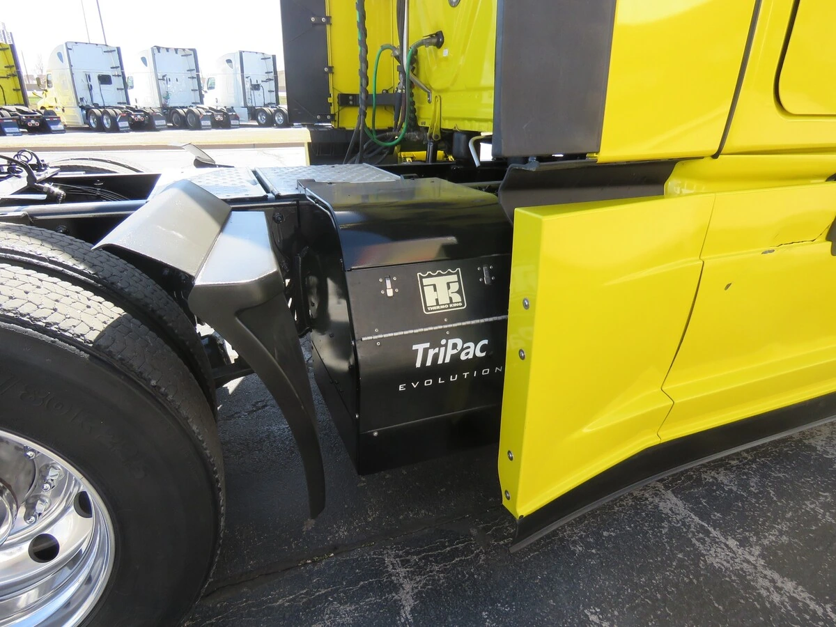 2022 Freightliner Cascadia - image 8