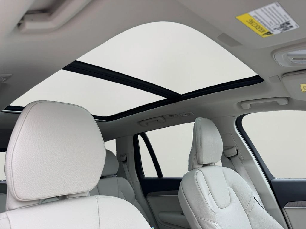 2025 Volvo - image 6