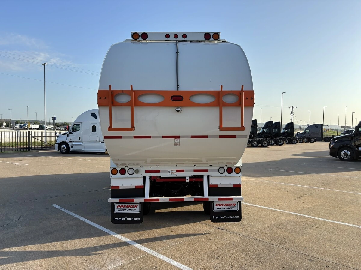 2023 Freightliner M2 106 — photo 4