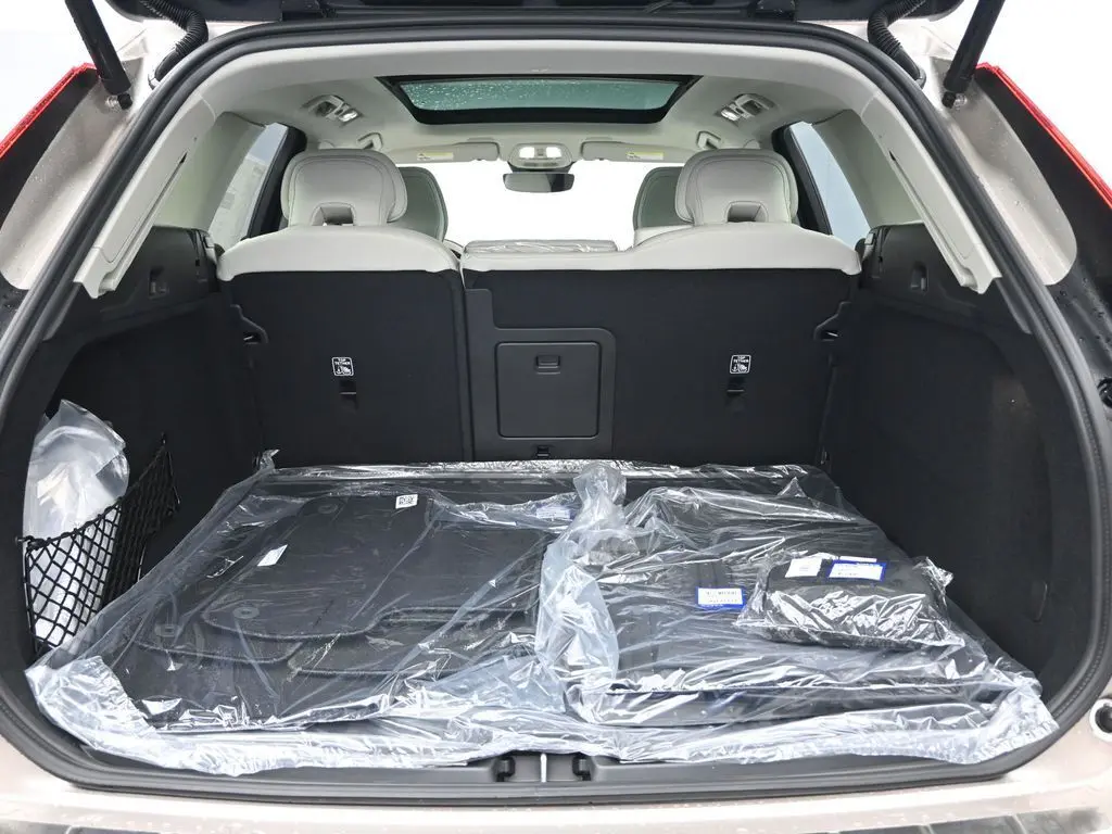 2026 Volvo - image 26