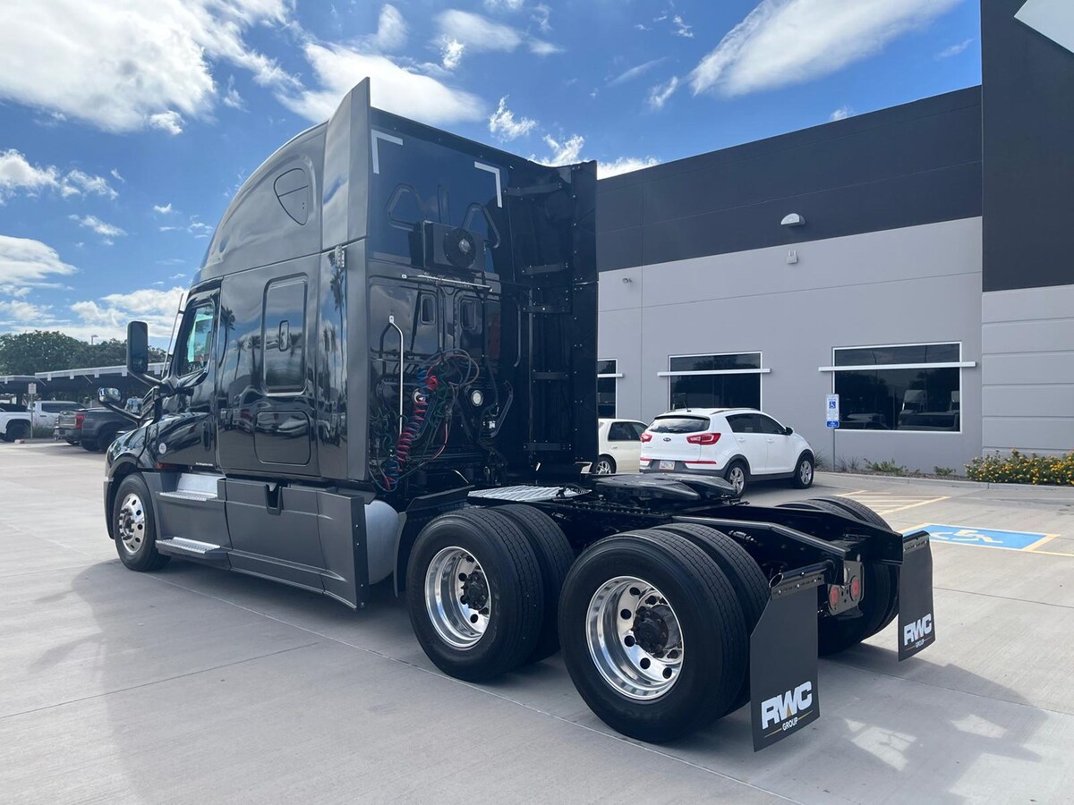 2021 Freightliner in Phoenix, AZ — photo 3
