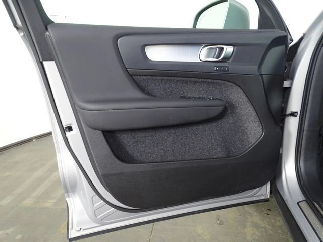 2025 Volvo - image 16