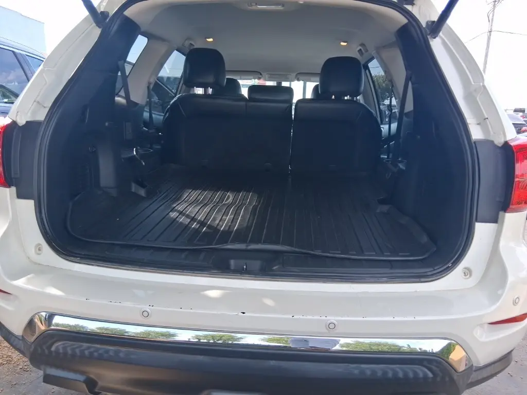 2018 Nissan Pathfinder SL photo 12