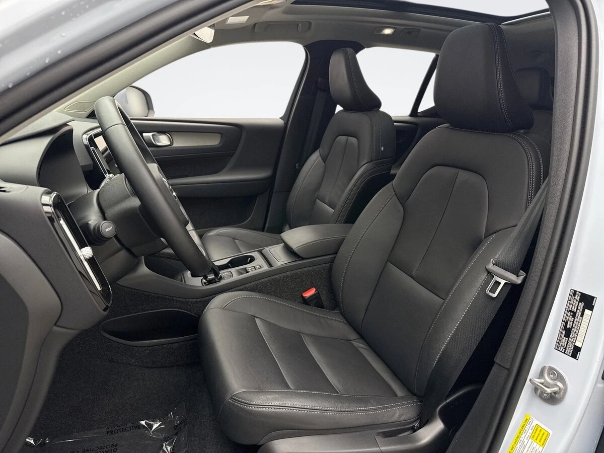 2025 Volvo - image 11