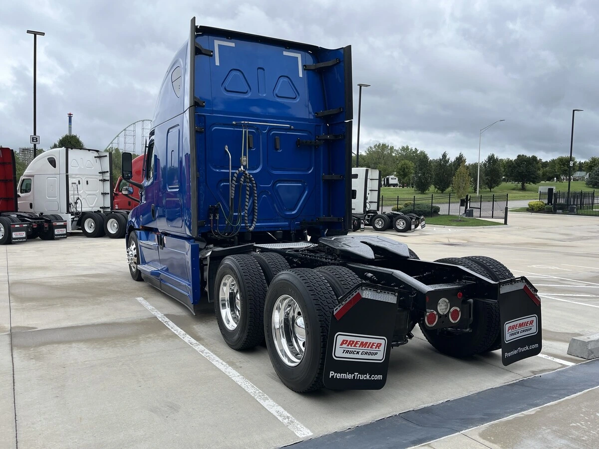 2022 Freightliner Cascadia — photo 3