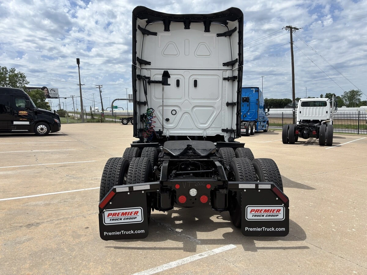 2025 Freightliner Cascadia — photo 4