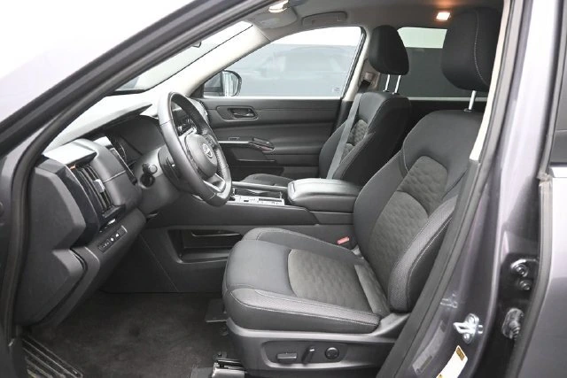 2025 Nissan Pathfinder SV - Photo 18