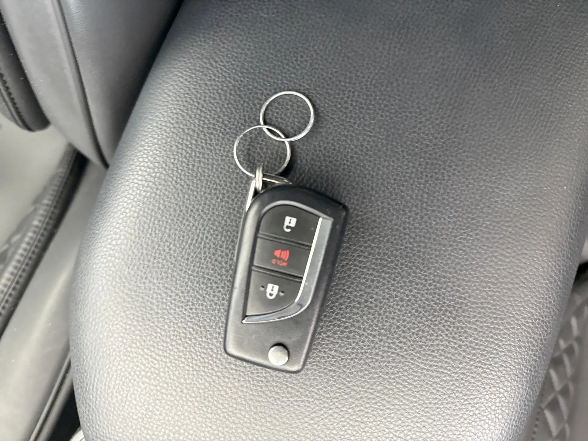 2021 Toyota RAV4 LE photo 10