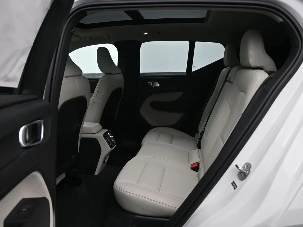 2026 Volvo - image 25