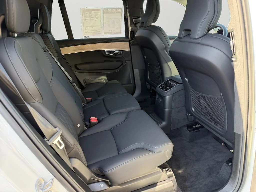 2025 Volvo - image 9