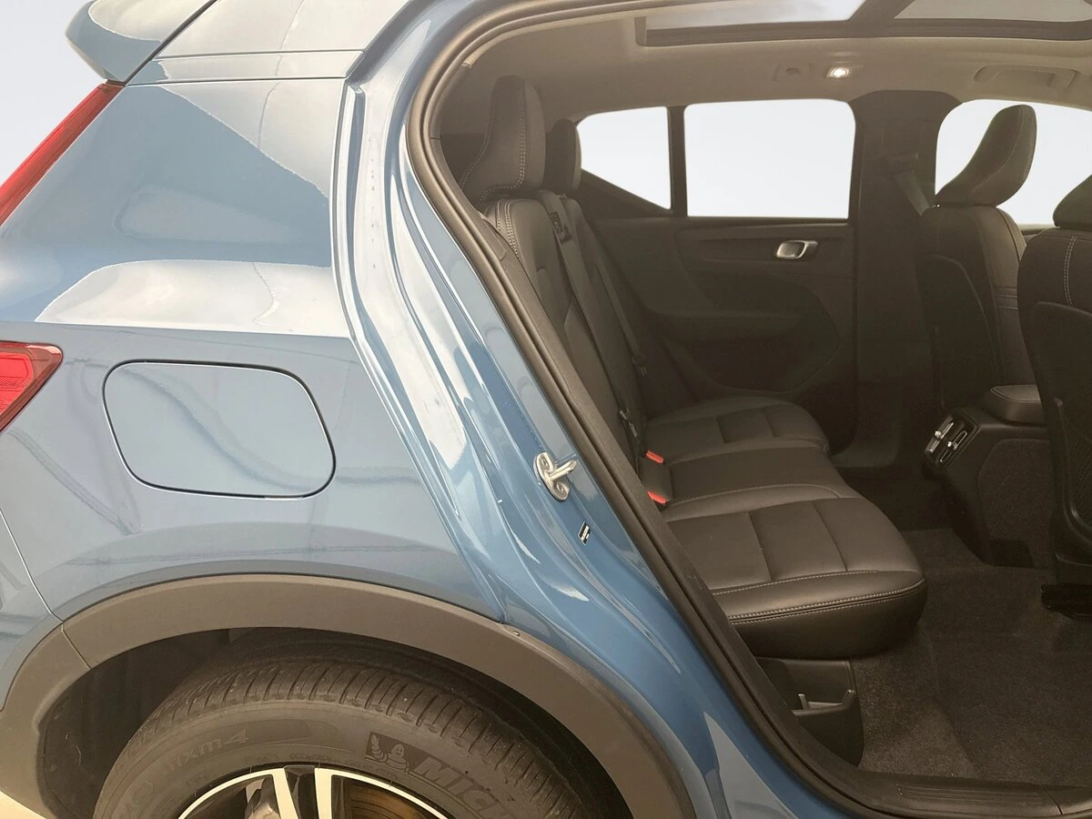 2025 Volvo - image 20