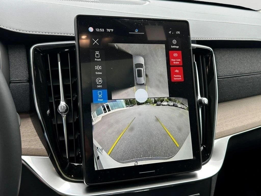 2025 Volvo - image 25