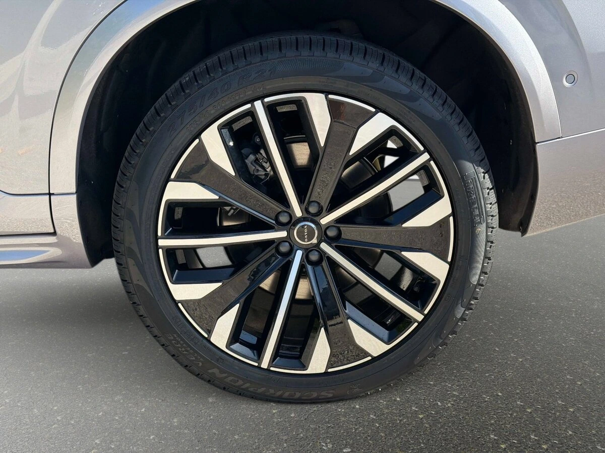 2026 Volvo - image 9