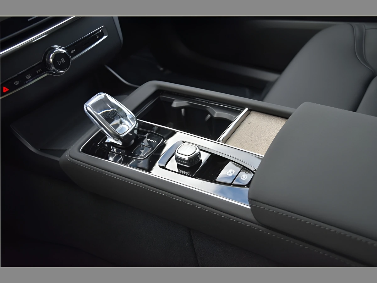 2026 Volvo XC90 Plus - Photo 33