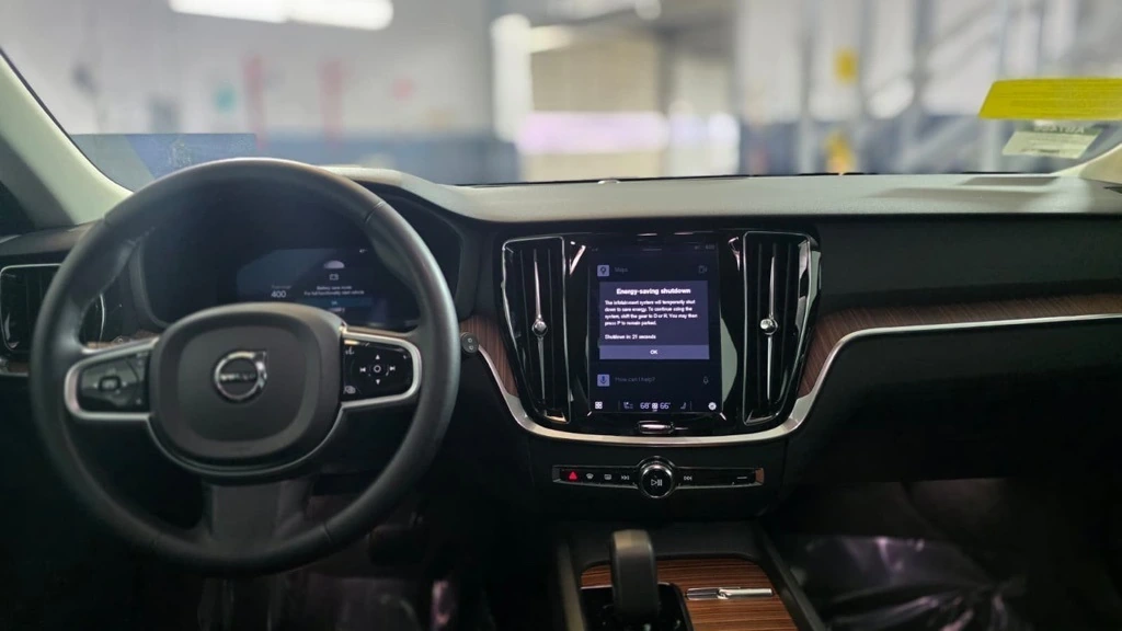 2025 Volvo - image 13