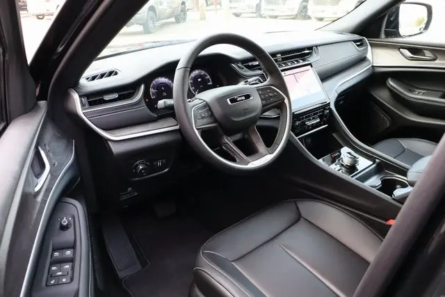 2025 Jeep Grand Cherokee Limited photo 11