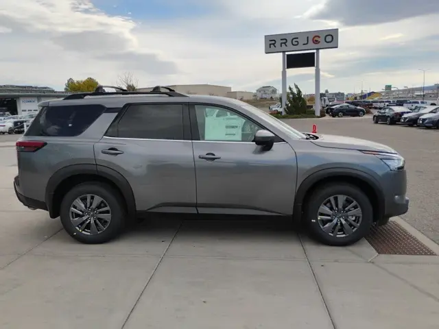 2025 Nissan Pathfinder SV photo 4
