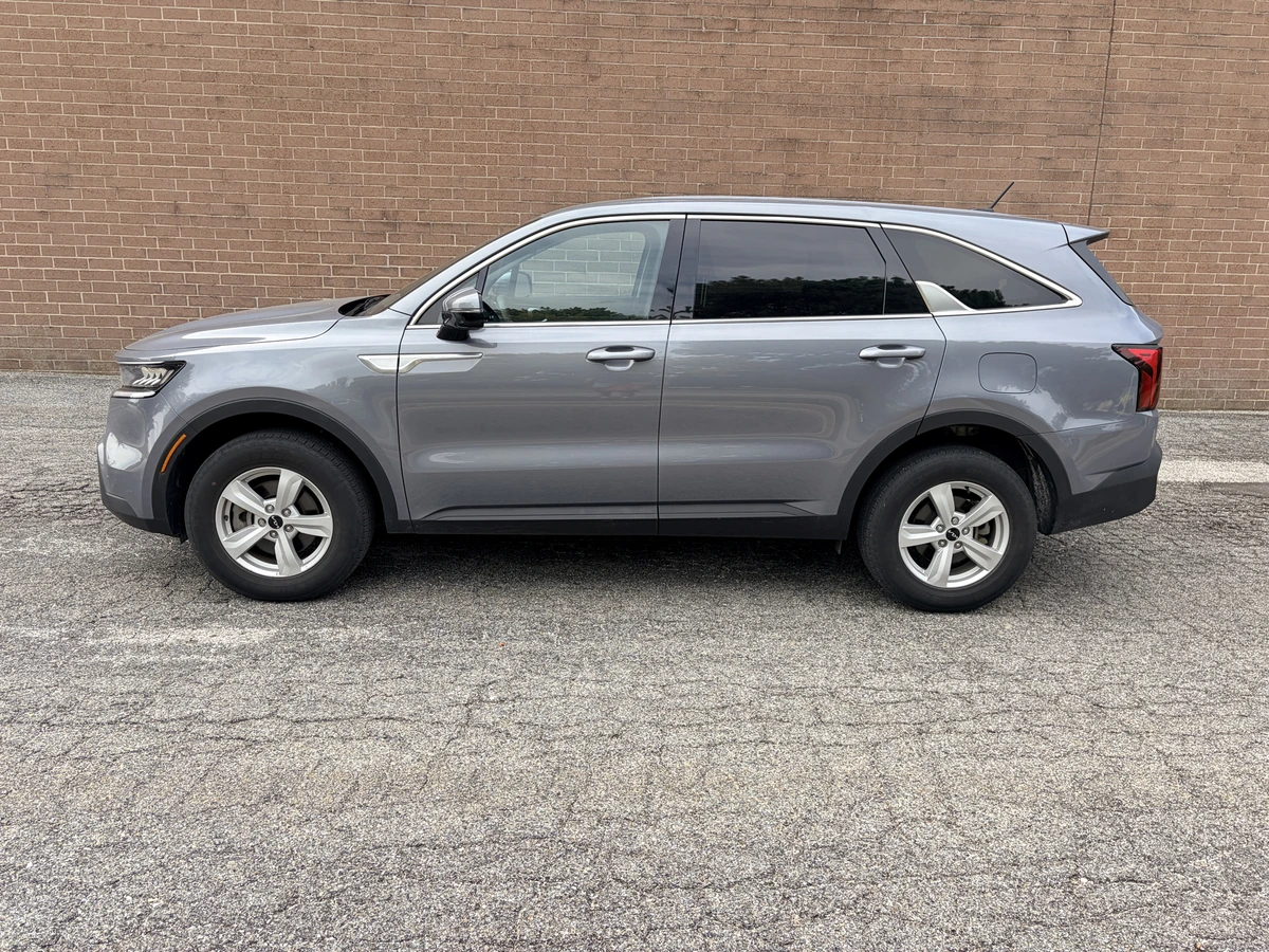 Used 2023 Kia Sorento LX with VIN 5XYRGDLC4PG194522 for sale in Kansas City