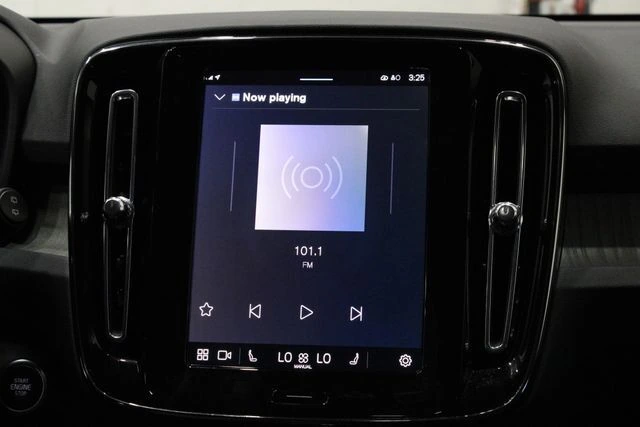 2025 Volvo - image 31
