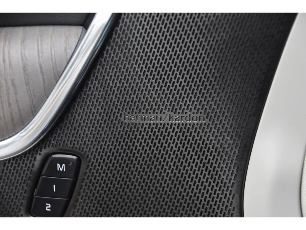 2025 Volvo - image 28