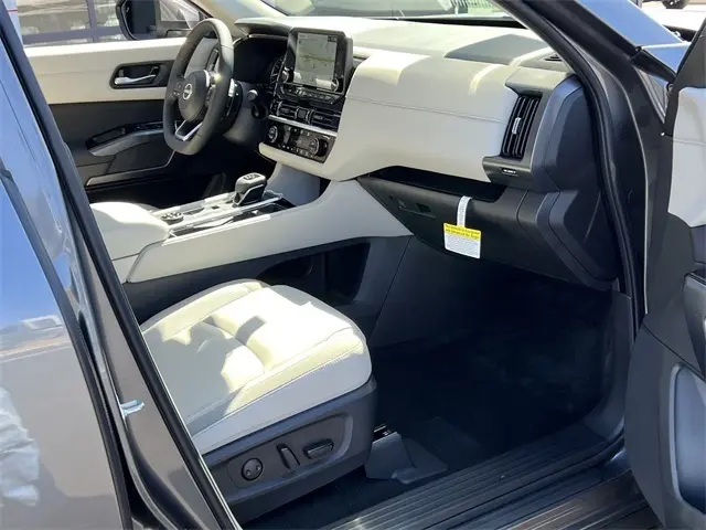 2025 Nissan Pathfinder SL photo 25