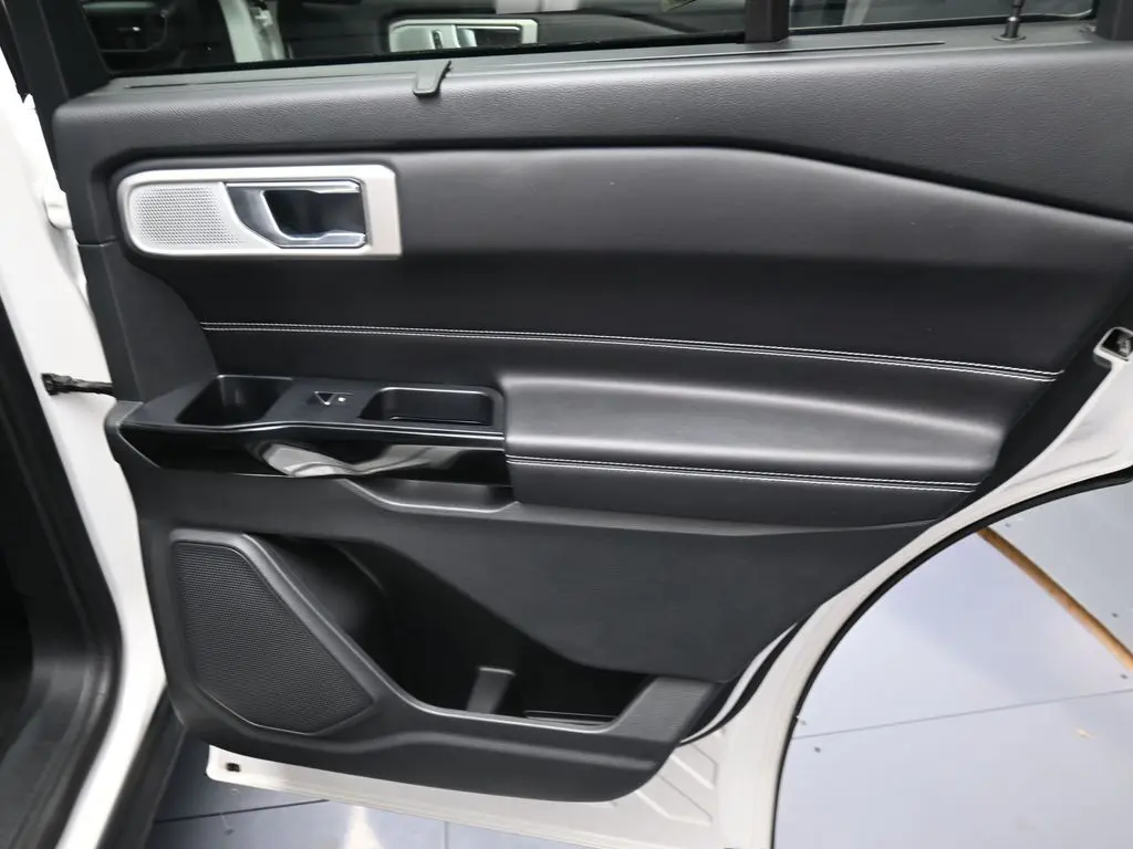 2021 Ford Explorer ST photo 17