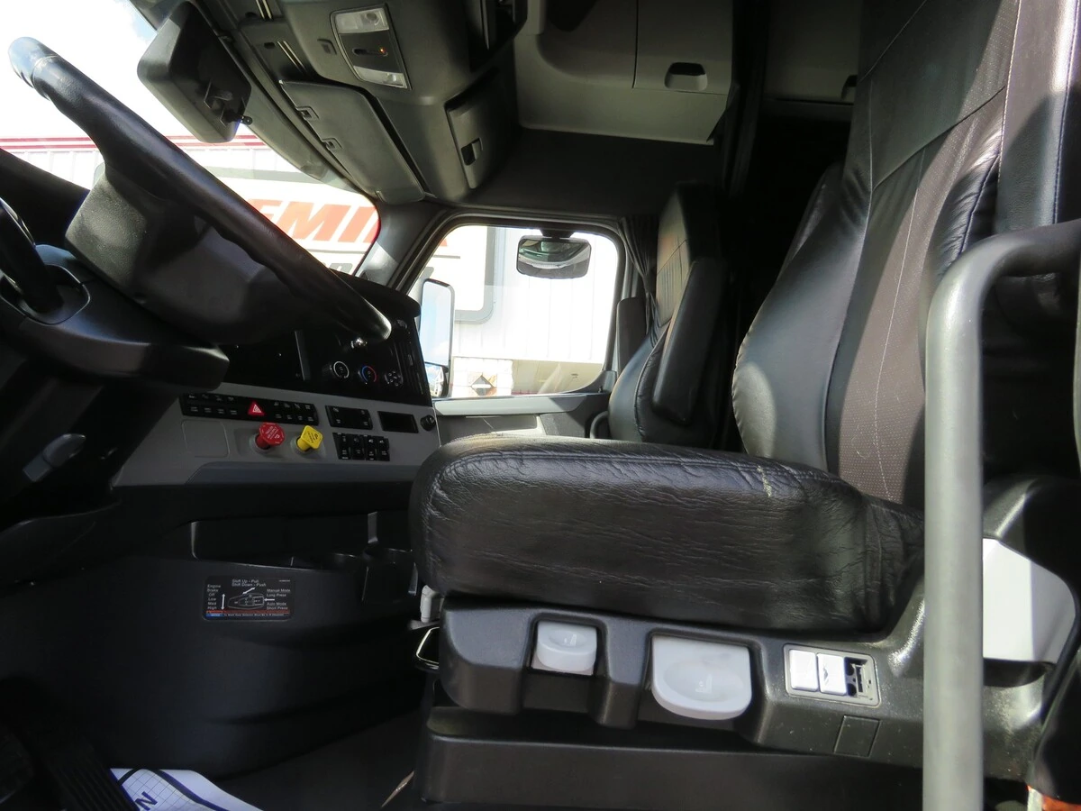 2022 Freightliner Cascadia - image 13