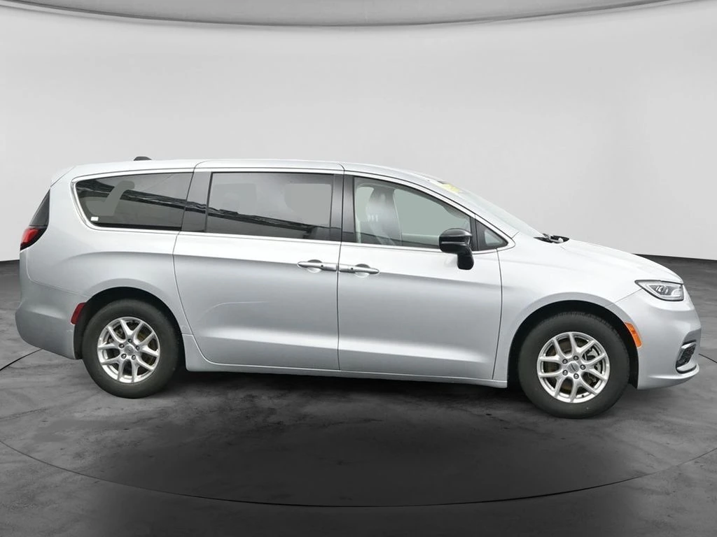 2024 Chrysler Pacifica Touring L - Photo 12