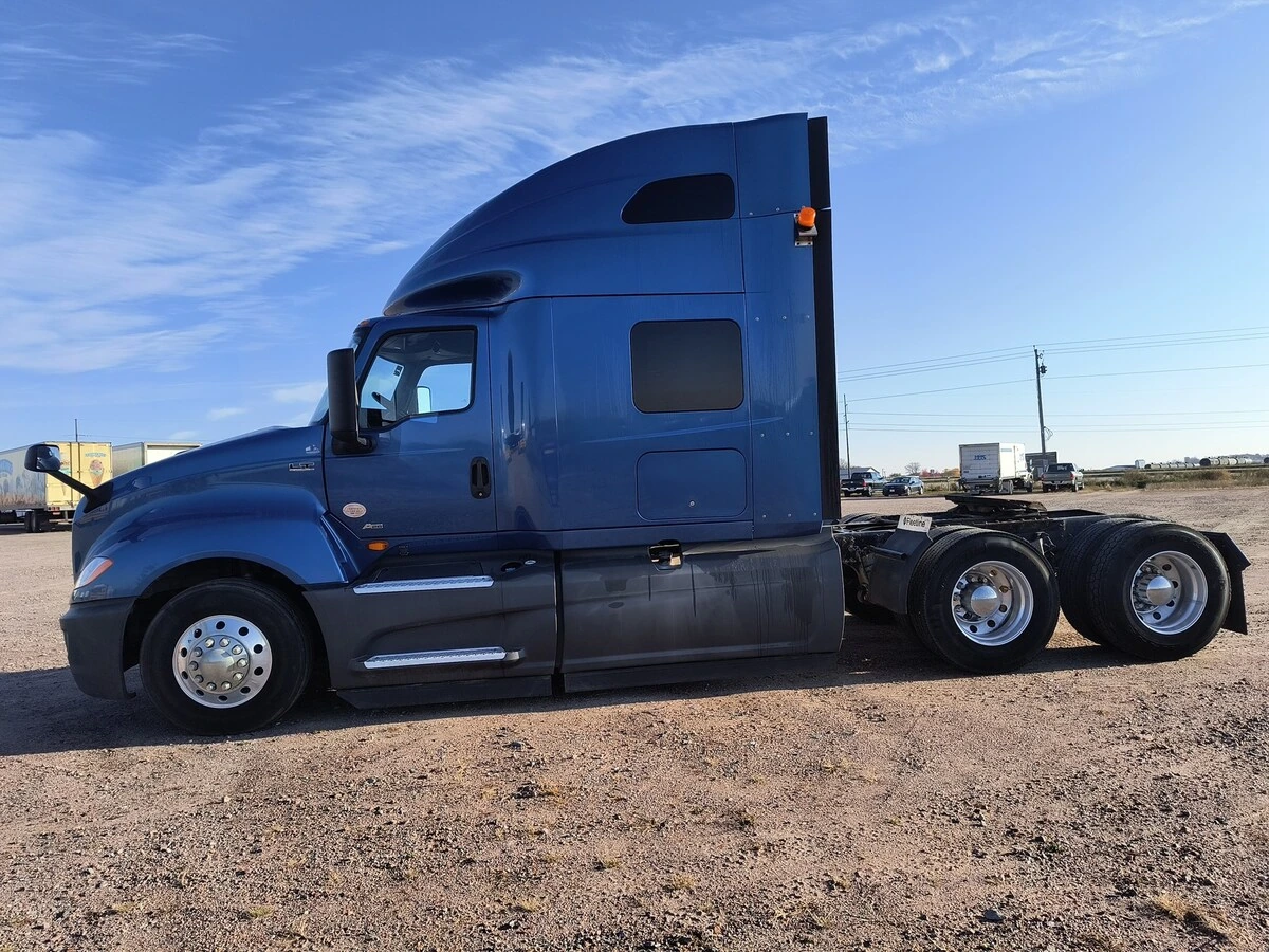 2020 International LT - image 1