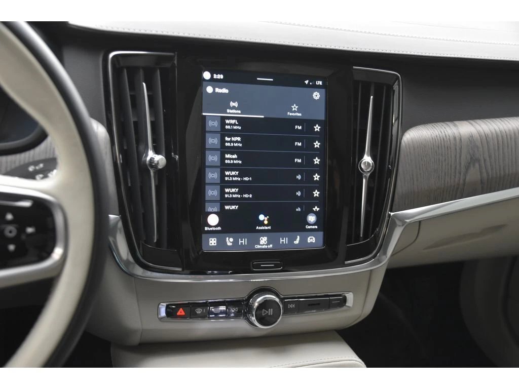 2025 Volvo - image 19