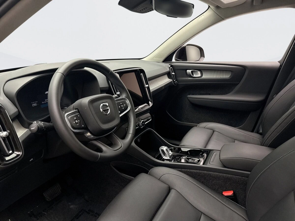 2025 Volvo - image 10