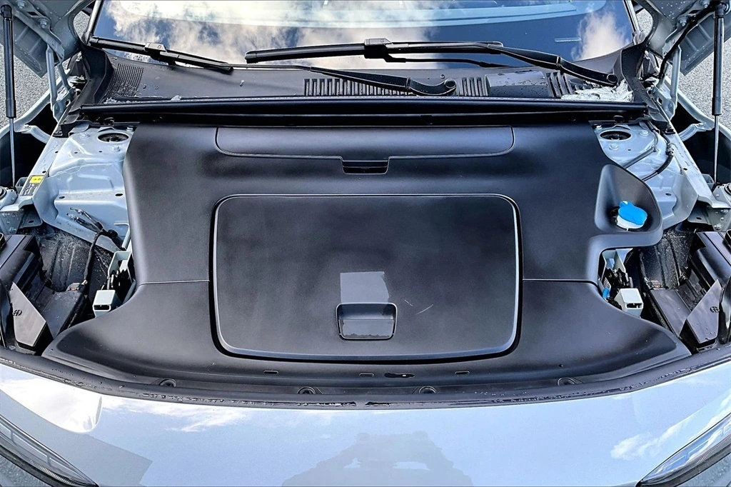 2025 Volvo - image 29