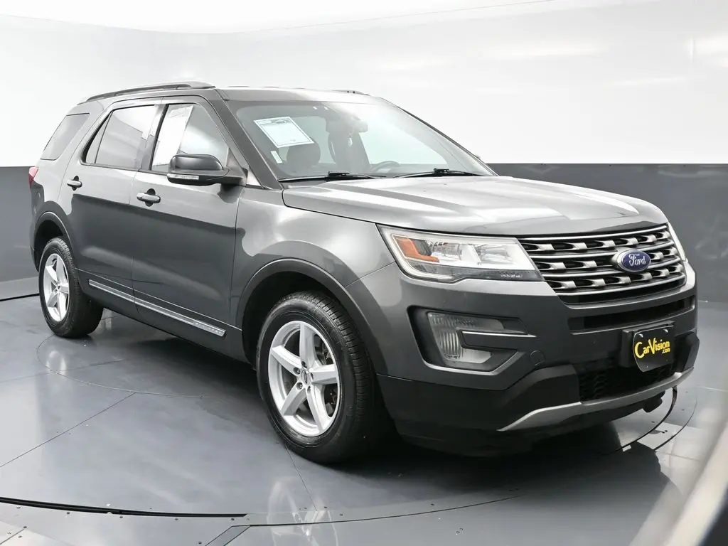 2017 Ford Explorer XLT photo 2