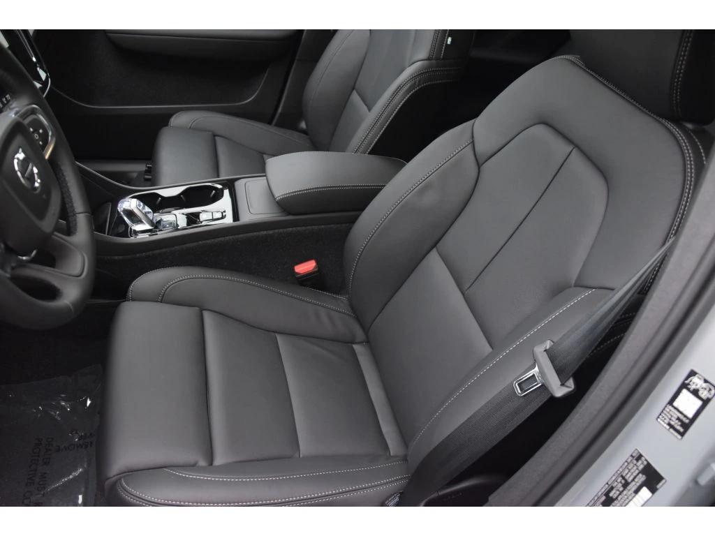 2026 Volvo - image 12