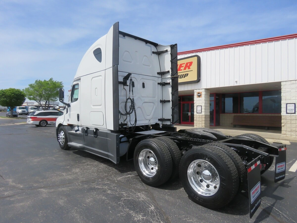 2024 Freightliner Cascadia - image 3