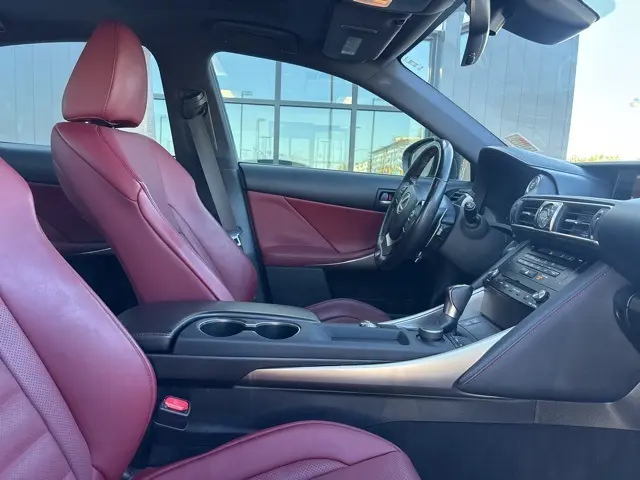 2018 Lexus IS 300 photo 10