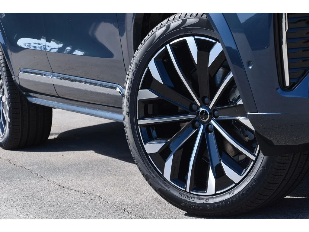 2026 Volvo - image 10